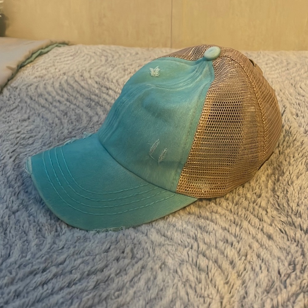 Women’s turquoise hat